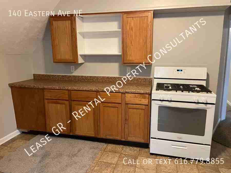 140 Eastern Ave Ne - Photo 2 of 8