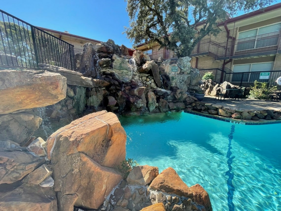 El Jardin Apartments - Photo 2 of 8