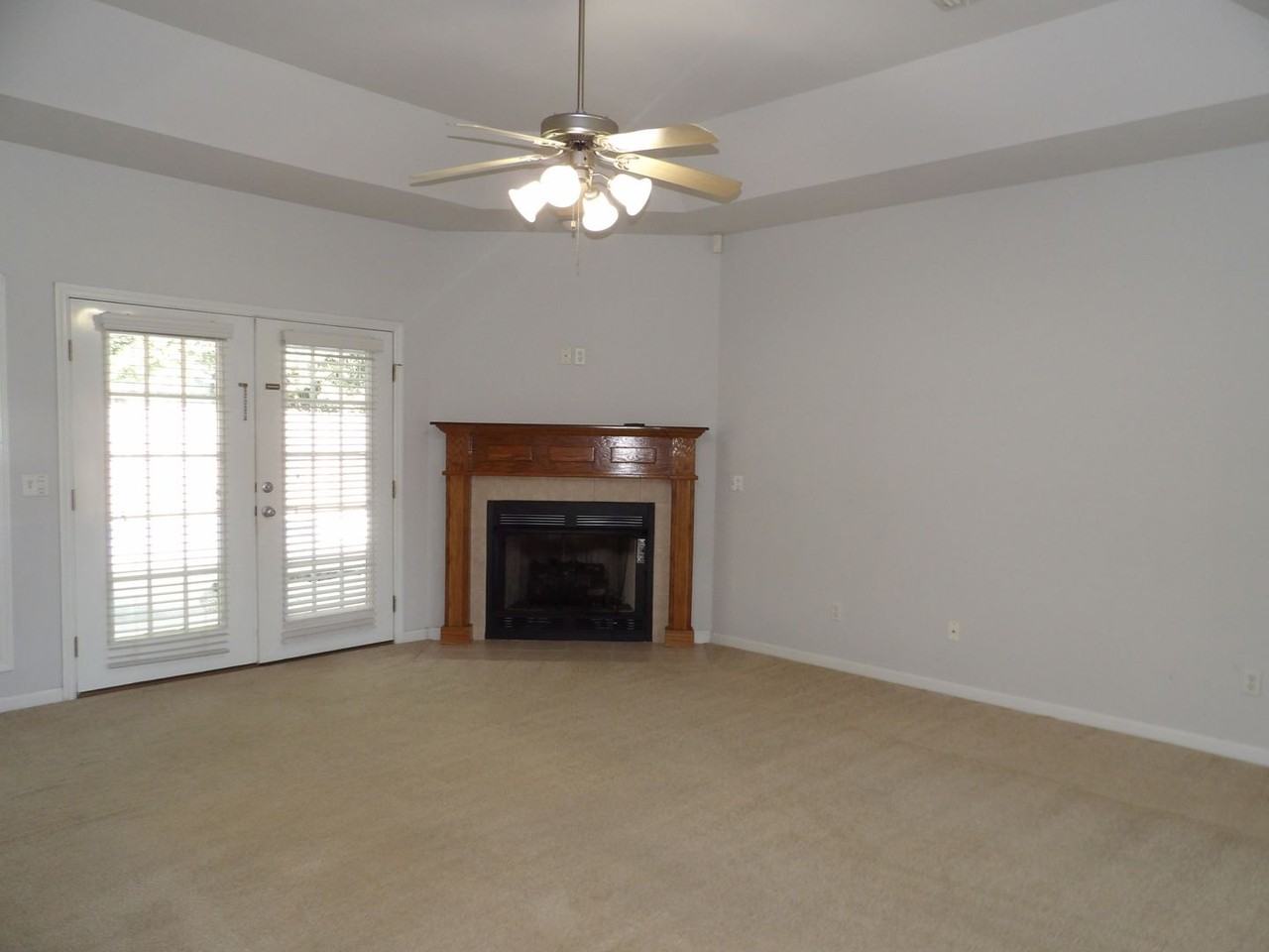 213 Stratford Ln - Photo 2 of 7