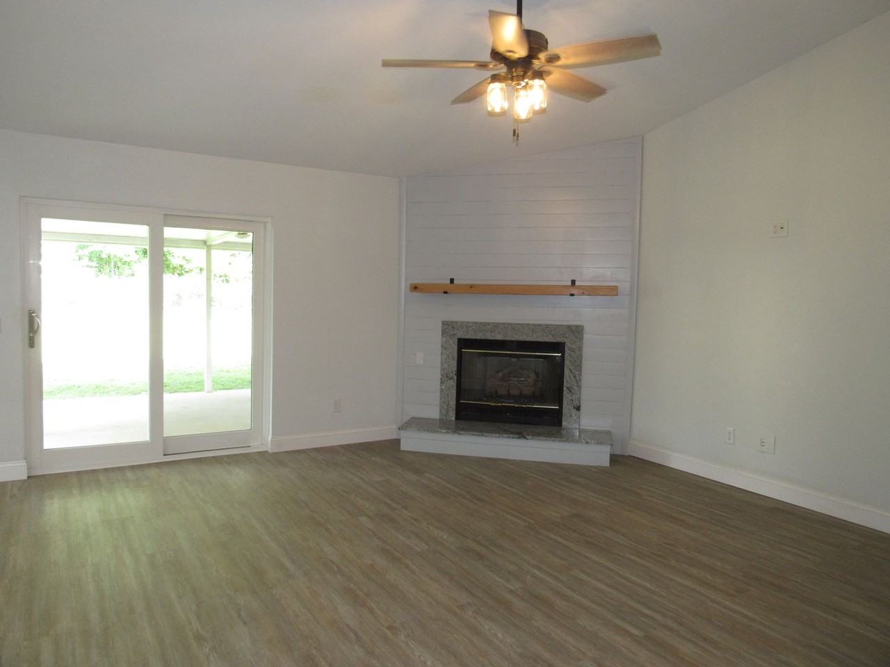 2642 Southern Oaks Dr - Photo 2 of 11