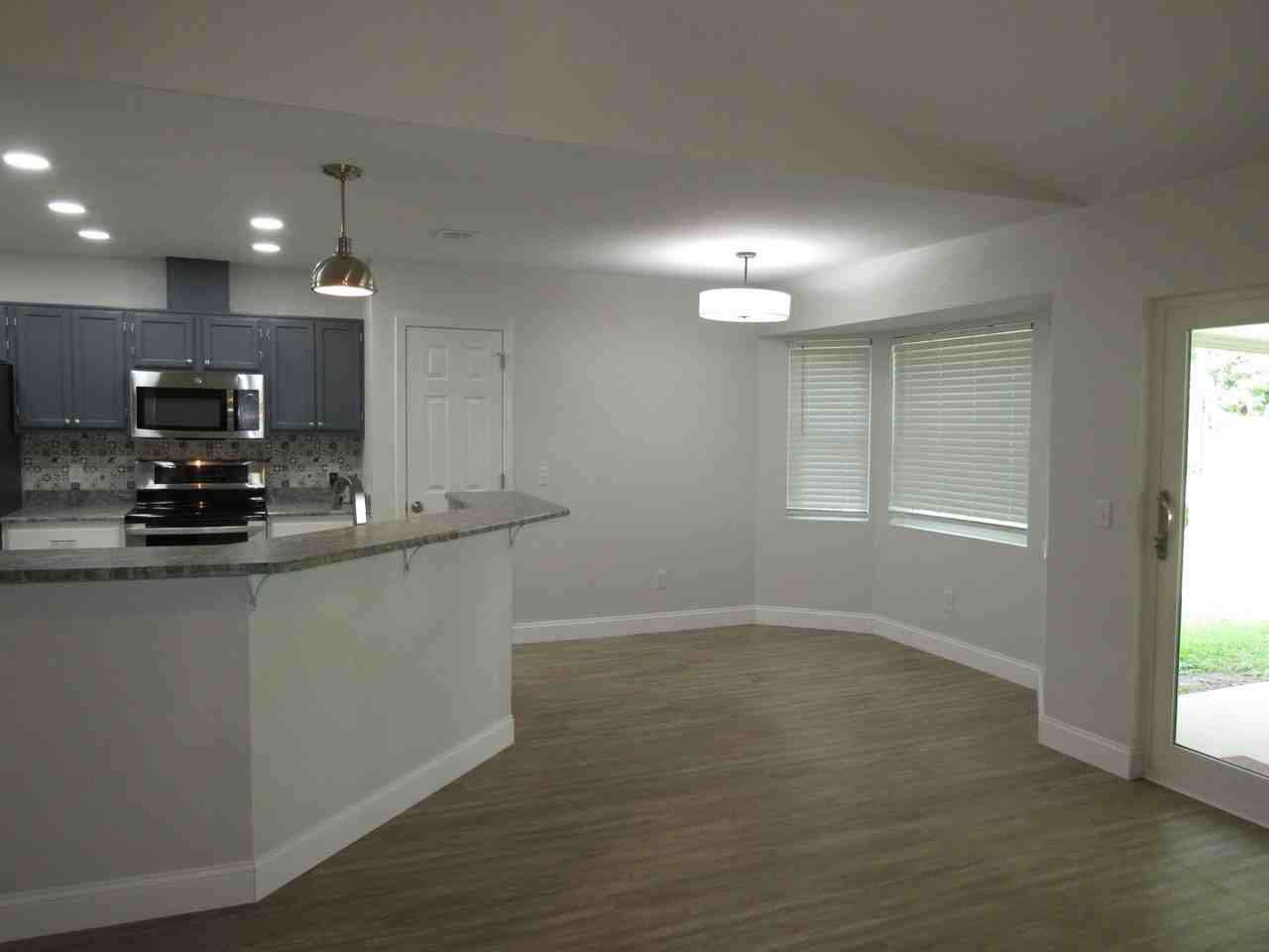 2642 Southern Oaks Dr - Photo 3 of 11