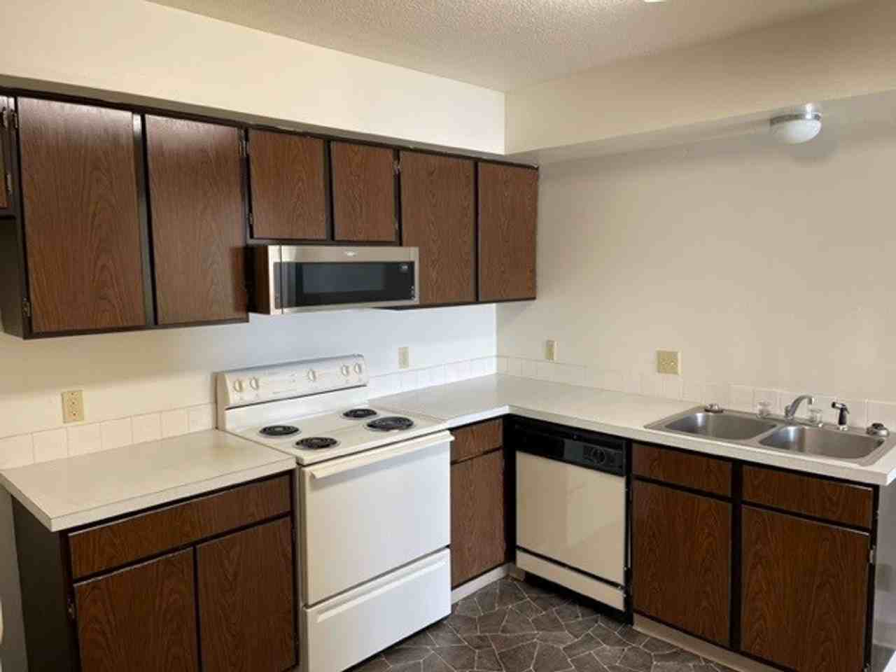 12 Santa Barbara Dr - Photo 3 of 7