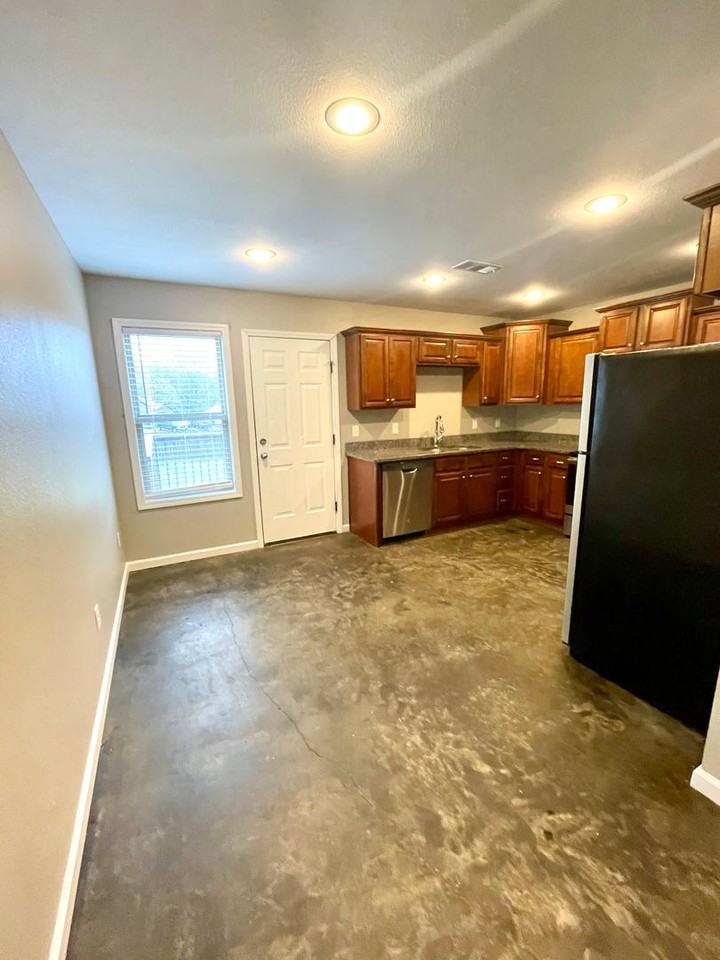 1223 Timberpoint Cir - Photo 4 of 18