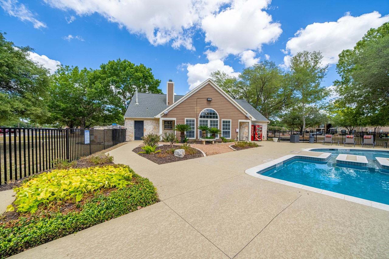 River Oaks Villas Apartments - Photo 3 of 19