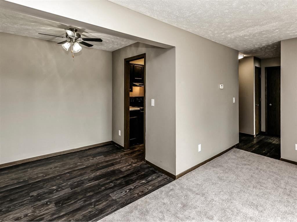 Edgewater Court Apartments - Photo 3 of 24