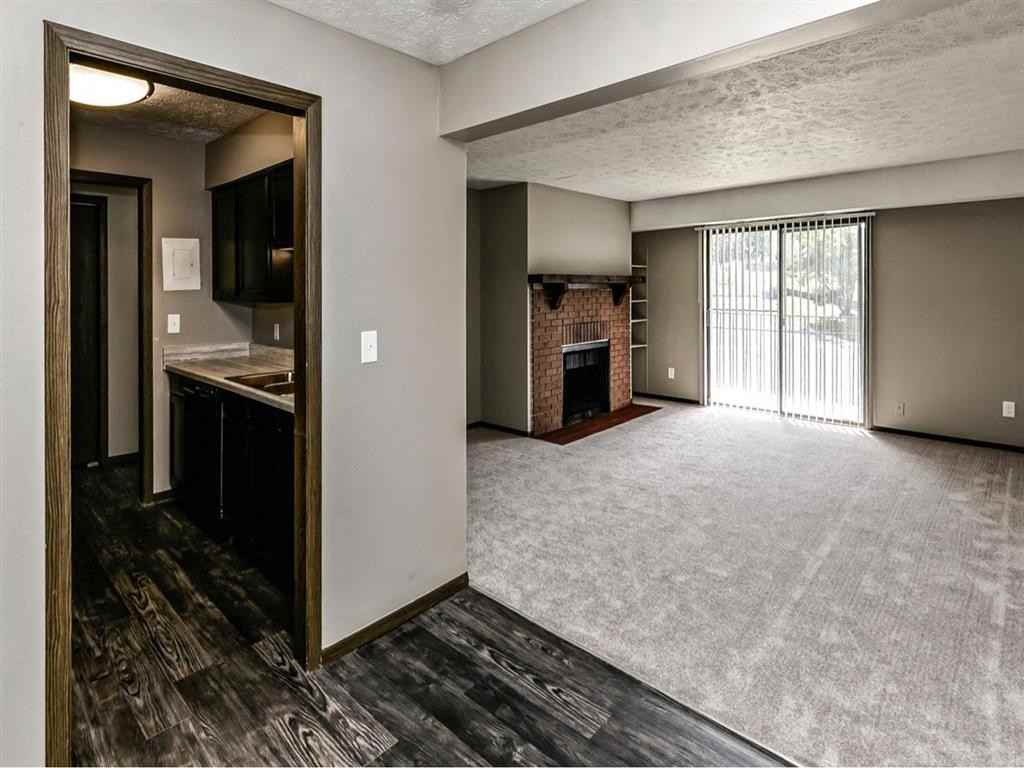 Edgewater Court Apartments - Photo 4 of 24