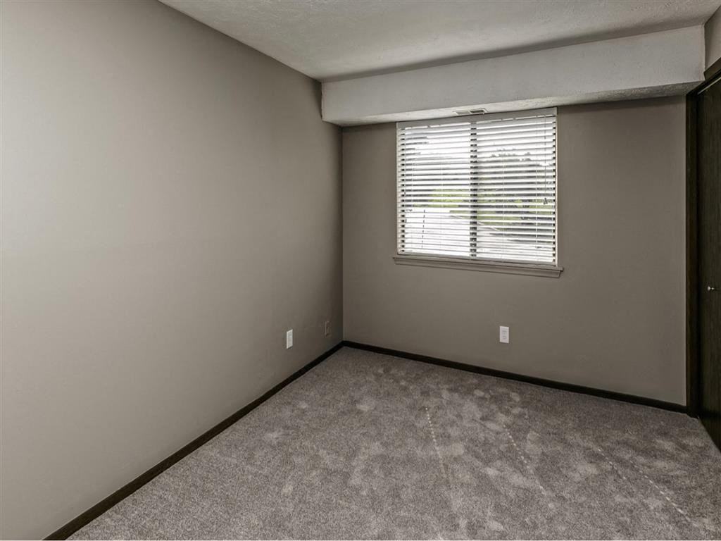 Edgewater Court Apartments - Photo 6 of 24