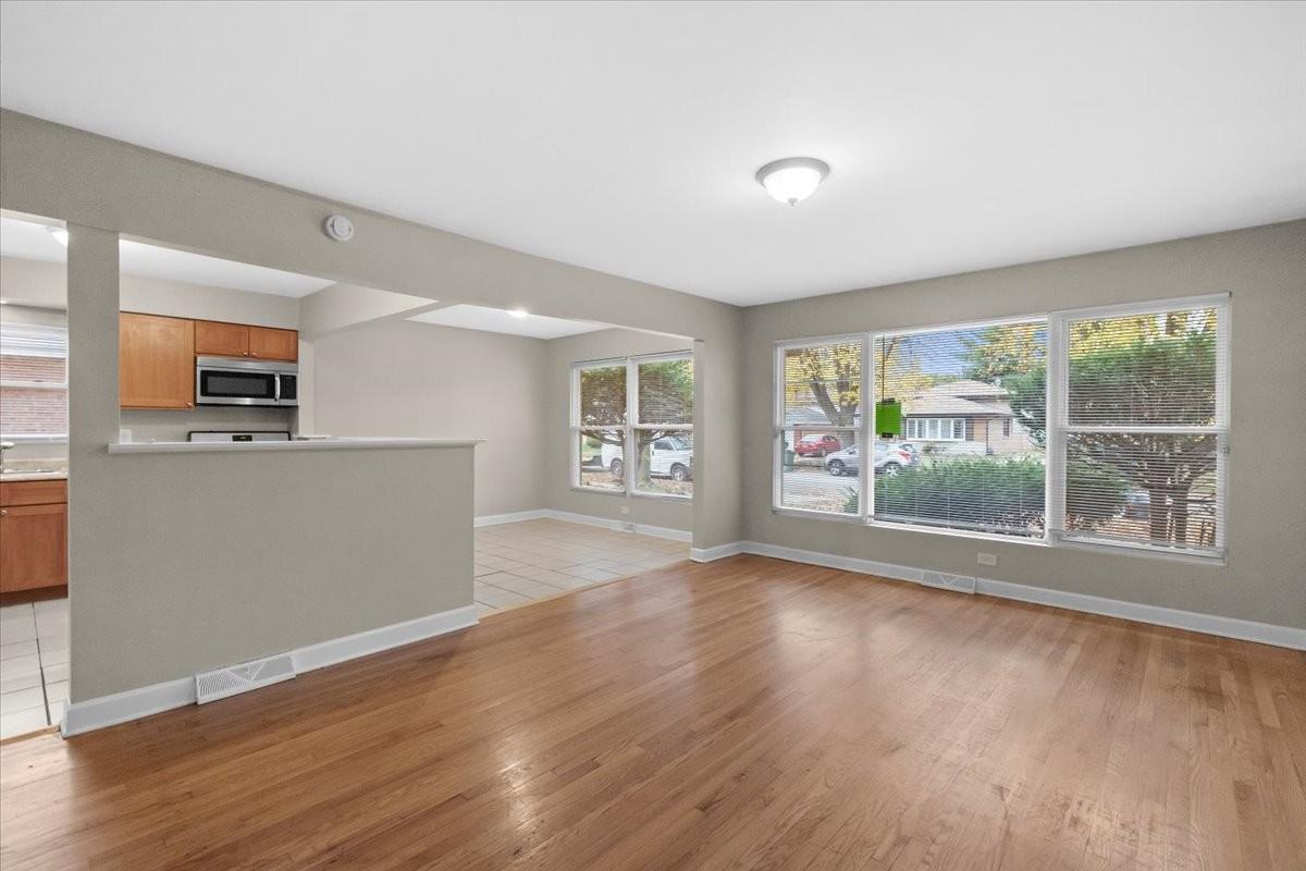 14437 Sanderson Ave - Photo 3 of 10