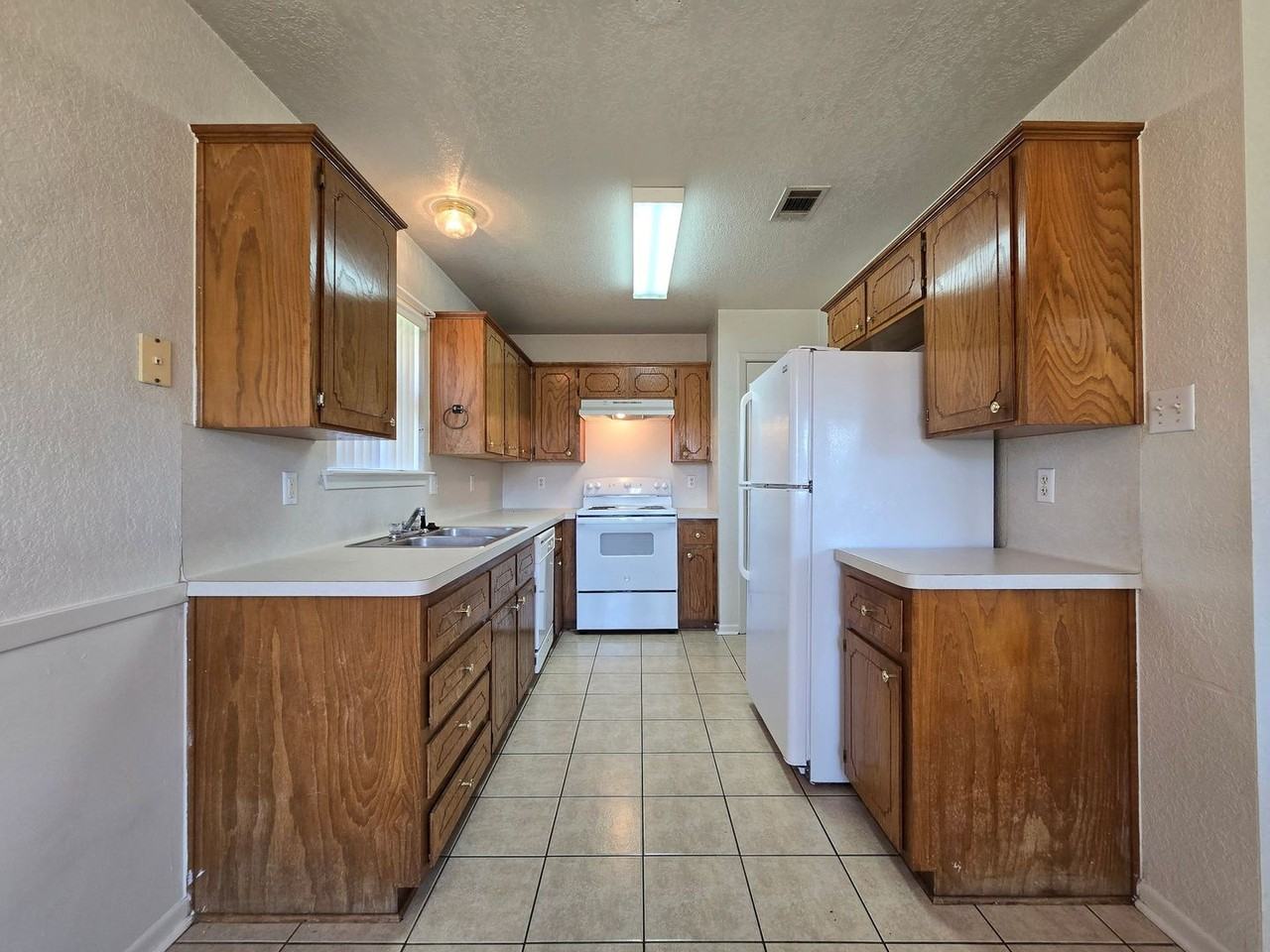 1504 Mamye Jane Dr - Photo 3 of 20