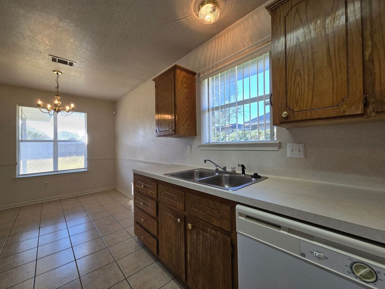 1504 Mamye Jane Dr - Photo 5 of 20