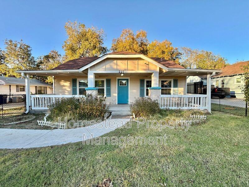 227 Se 42nd St - Photo 2 of 18