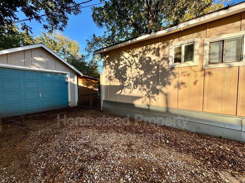 227 Se 42nd St - Photo 3 of 18