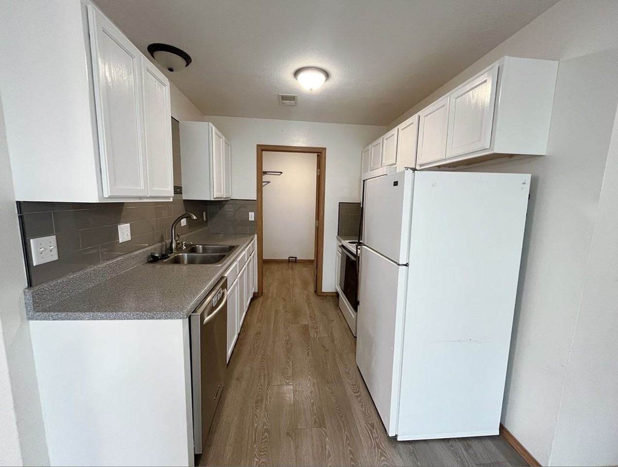 230 Eagle Cir - Photo 3 of 8