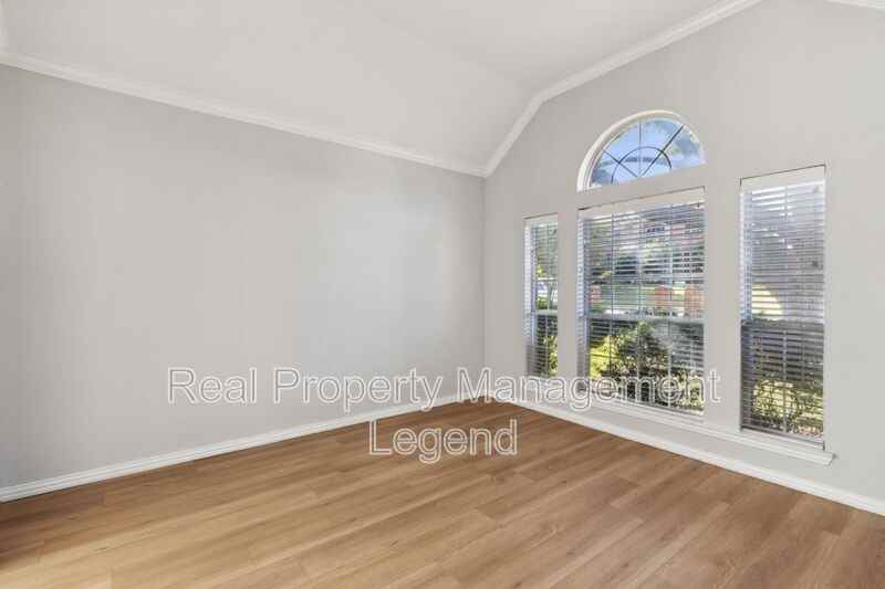 8012 Greenwood Dr - Photo 4 of 30