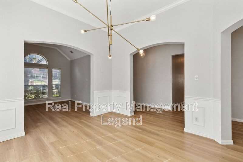 8012 Greenwood Dr - Photo 7 of 30