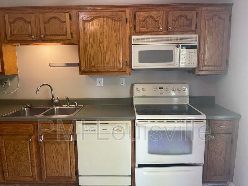 4200 Leo Ln - Photo 3 of 9