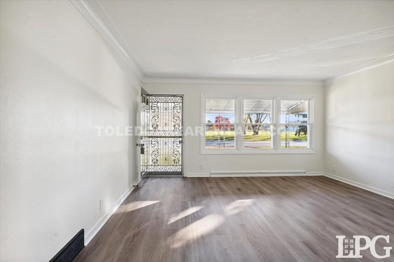 3058 Nebraska Ave - Photo 5 of 32