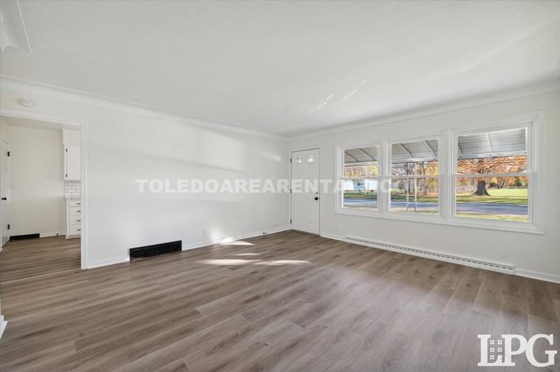 3058 Nebraska Ave - Photo 6 of 32