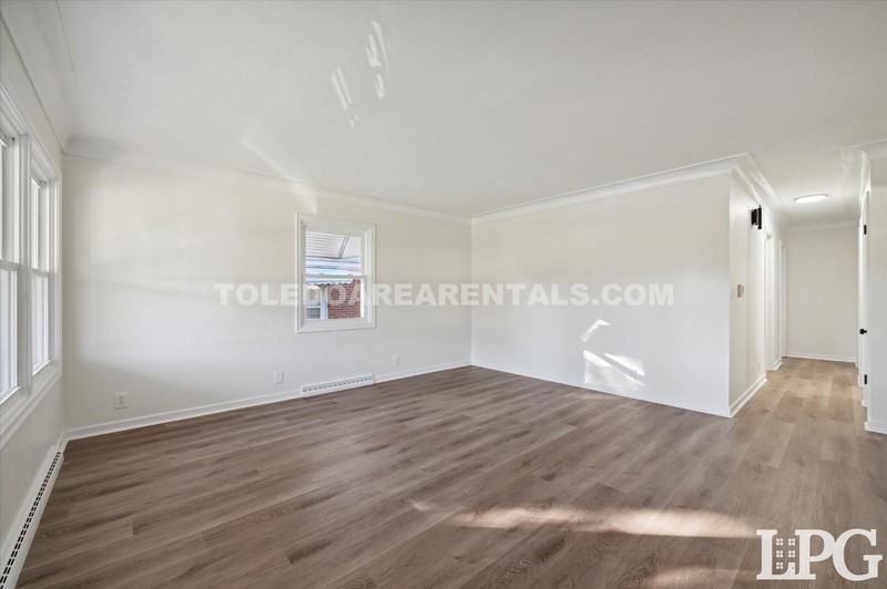 3058 Nebraska Ave - Photo 7 of 32