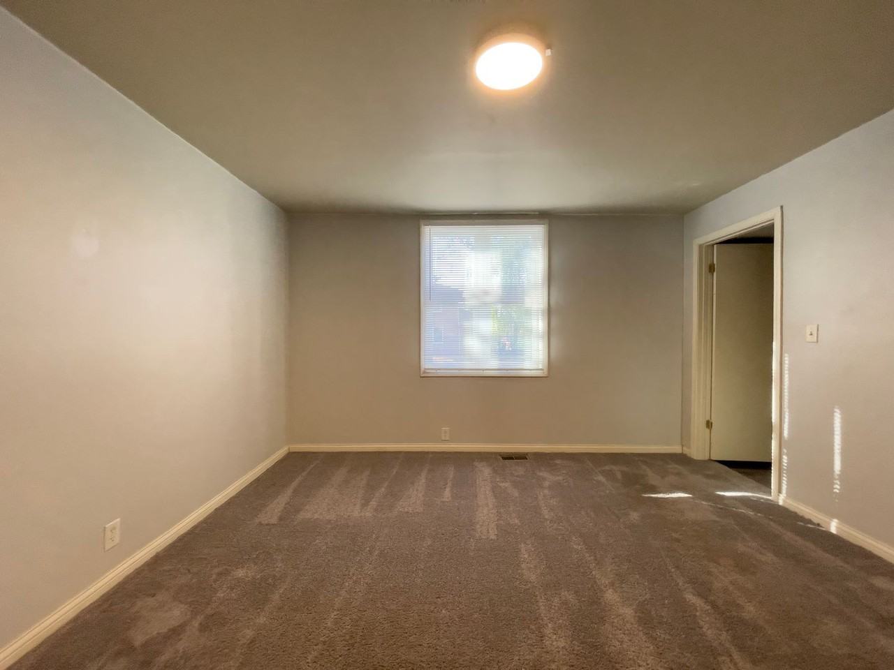 204 N Dill St - Photo 4 of 50