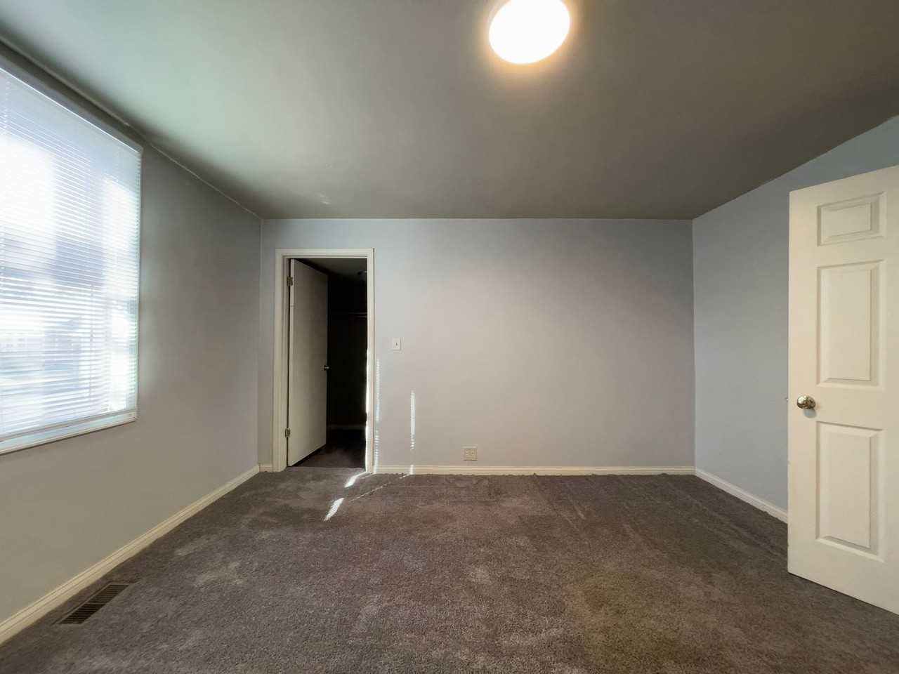 204 N Dill St - Photo 5 of 50