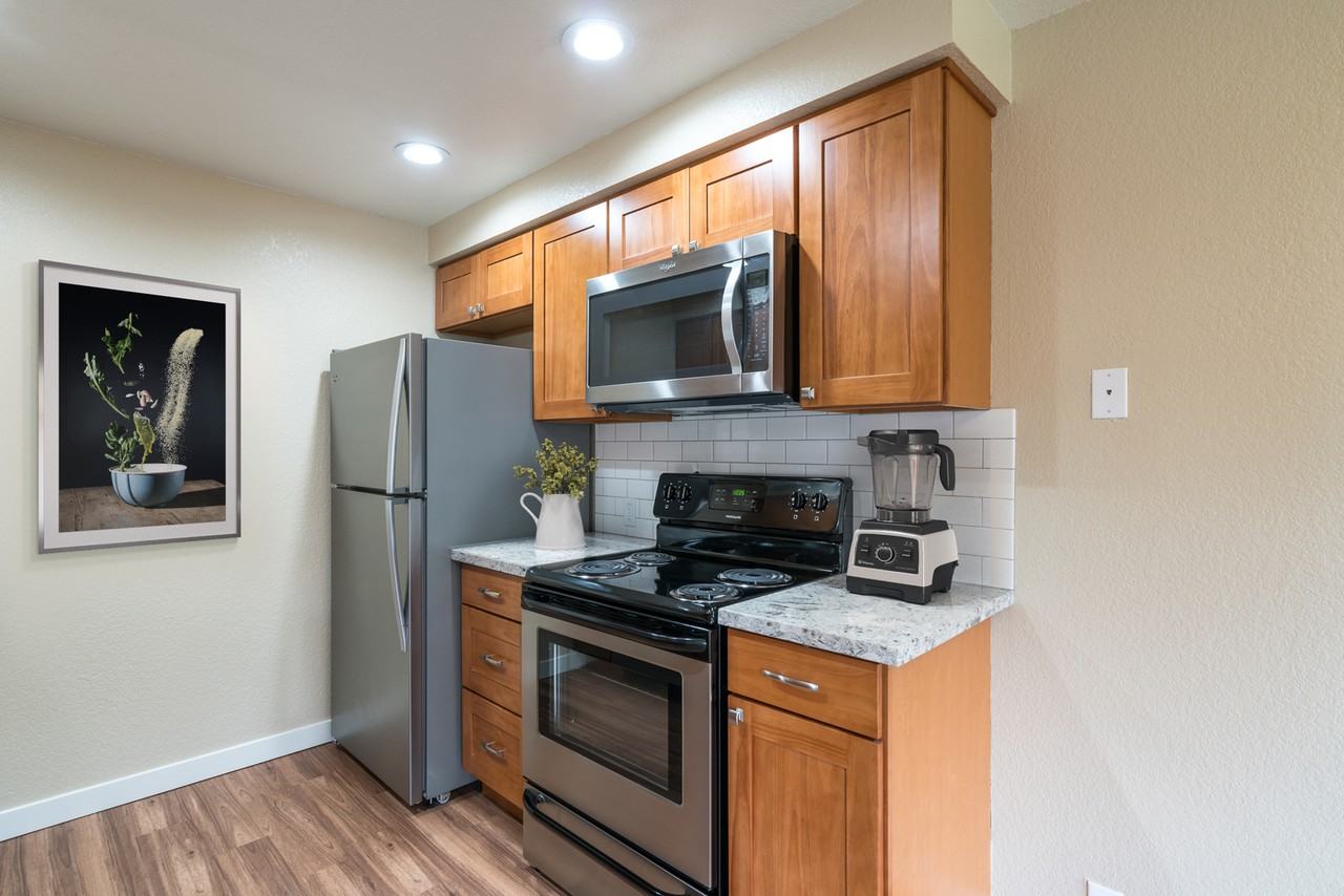 Del Mar Village Apartments - Photo 3 of 34