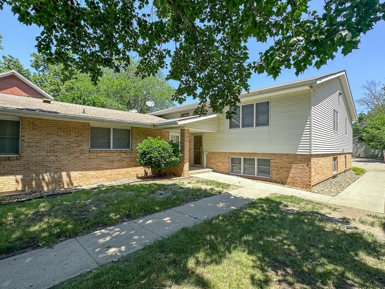 212 S. Walnut - Photo 2 of 21