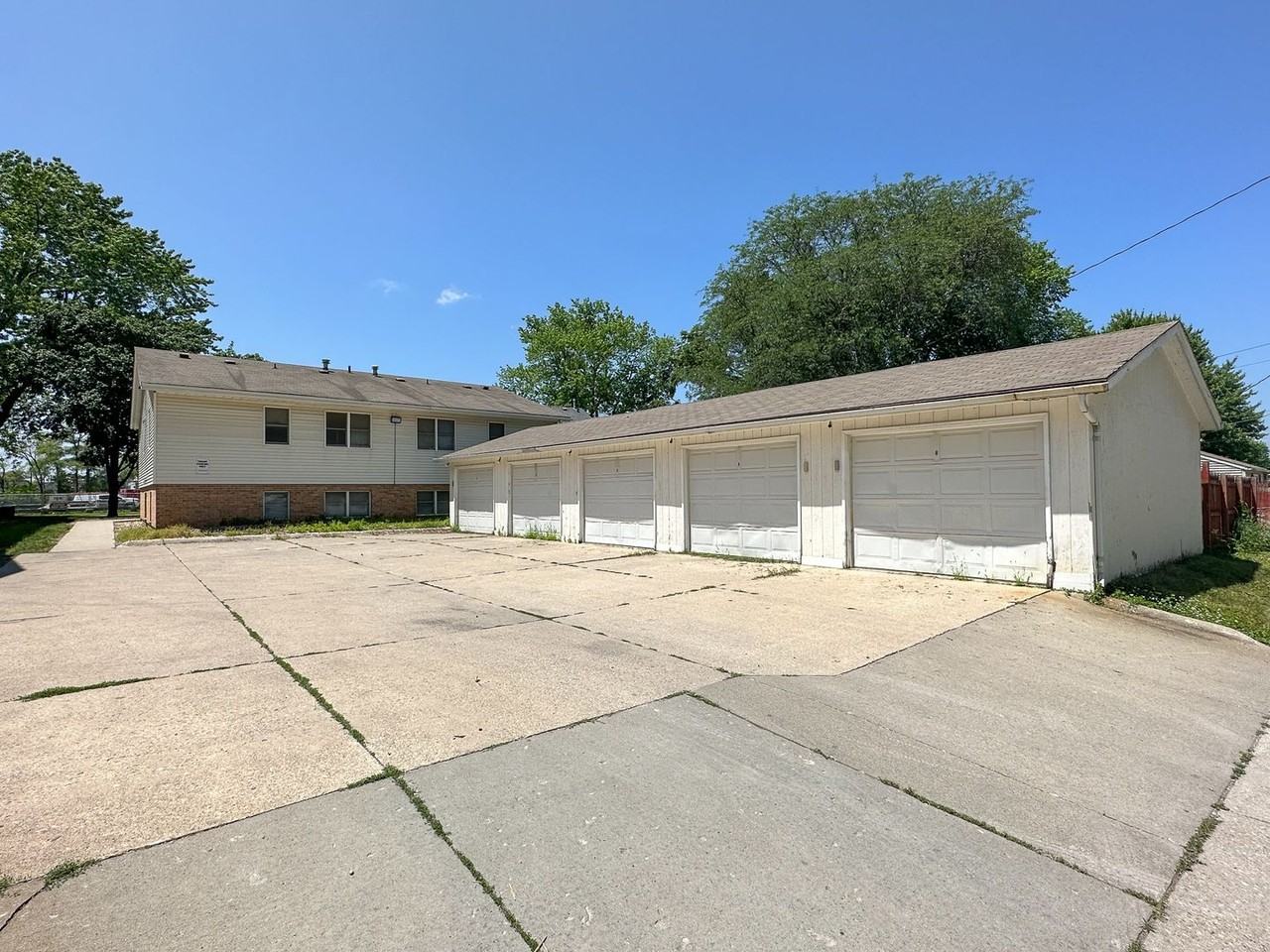 212 S. Walnut - Photo 3 of 21