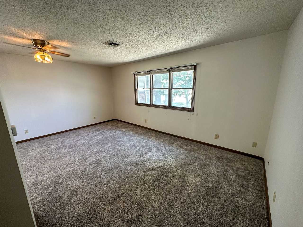 212 S. Walnut - Photo 4 of 21