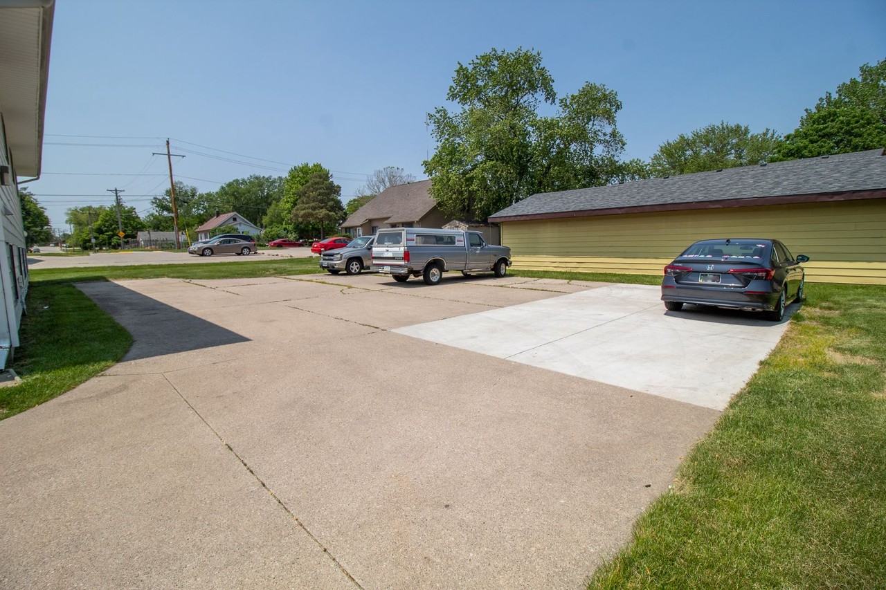 4411 Castlewood - Photo 2 of 16