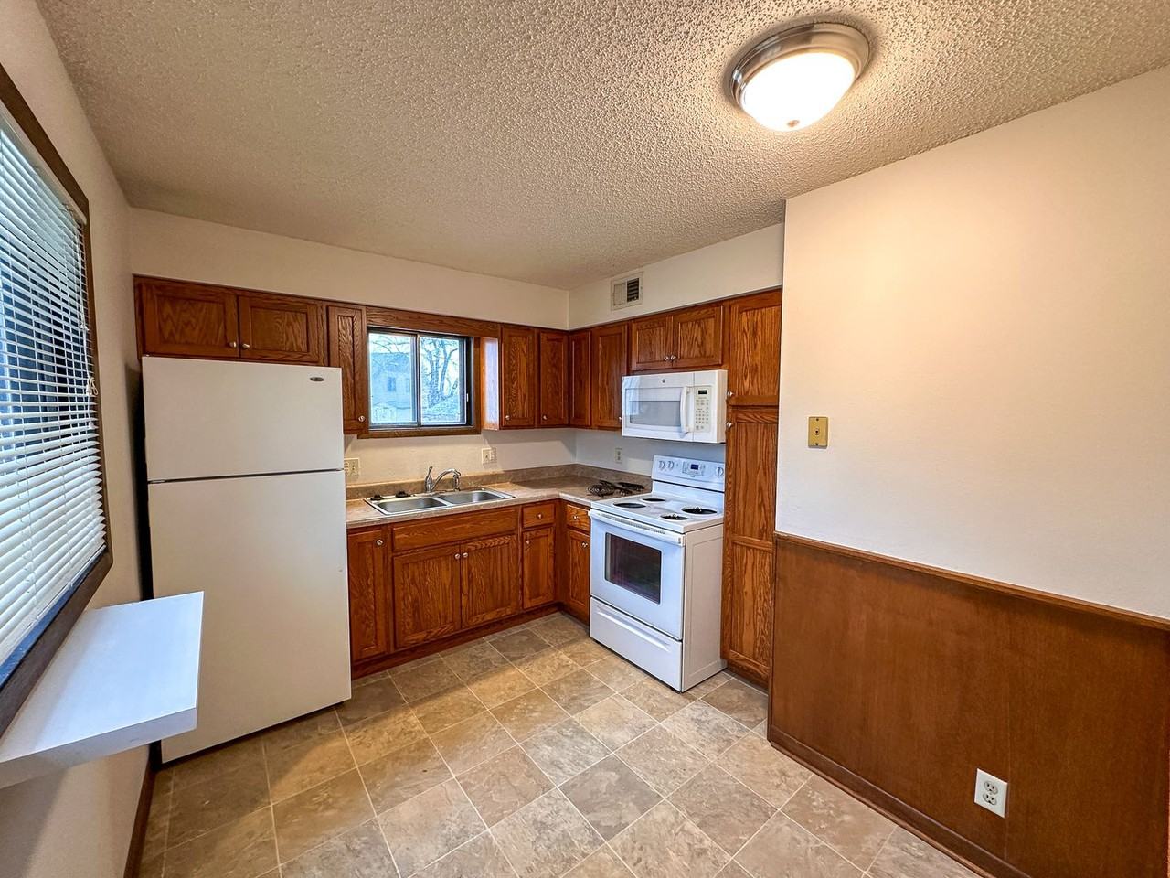 4405 Castlewood - Photo 5 of 20