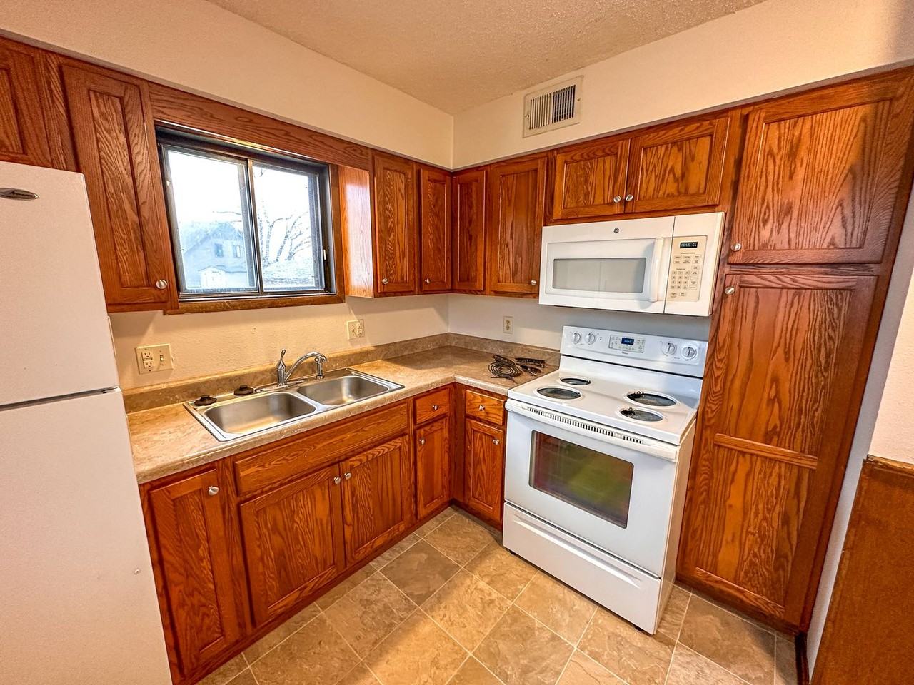 4405 Castlewood - Photo 7 of 20