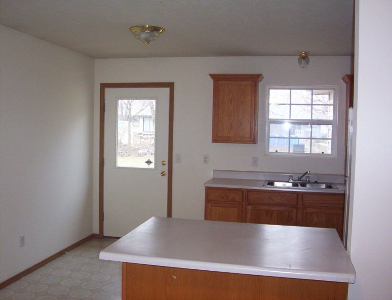 1906 N Hillcrest Ave - Photo 2 of 4