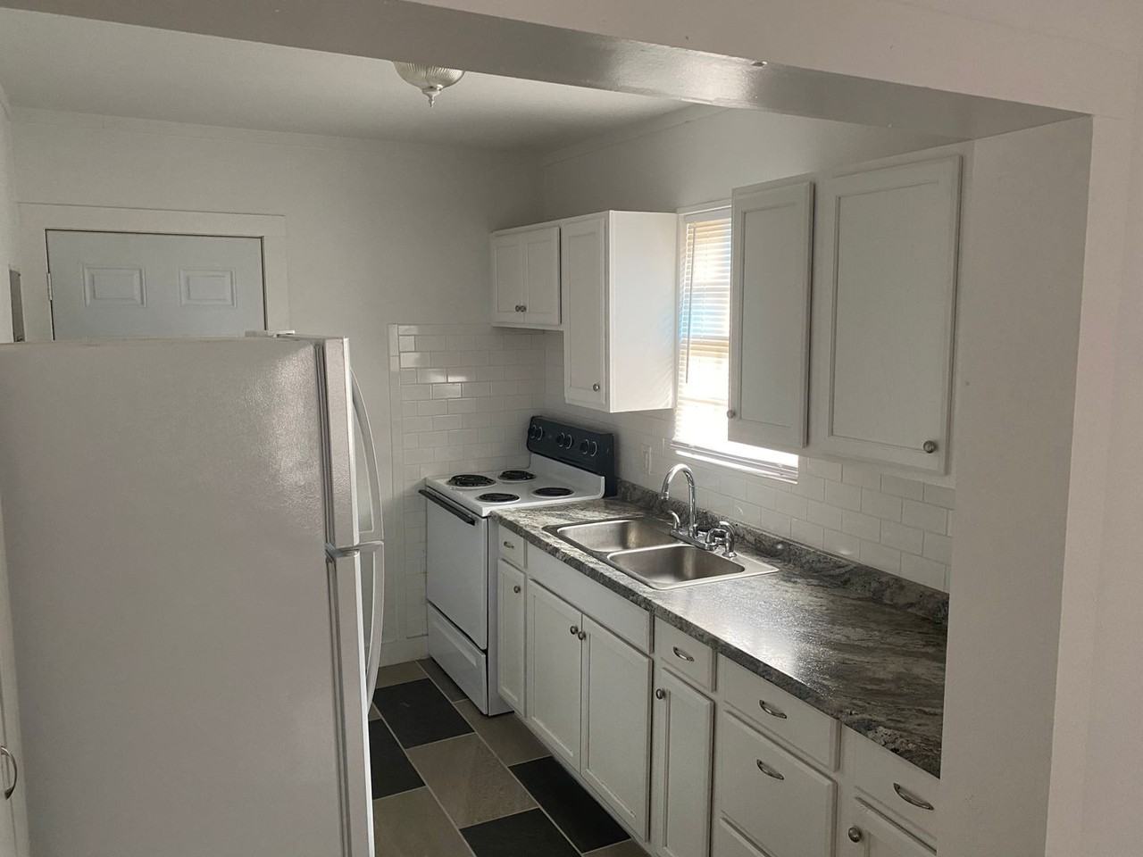 1117 S 11th St - Photo 2 of 8