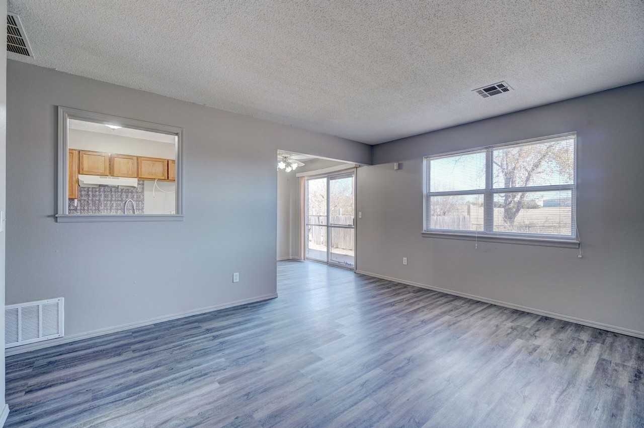 109 Bainbridge Rd - Photo 3 of 8