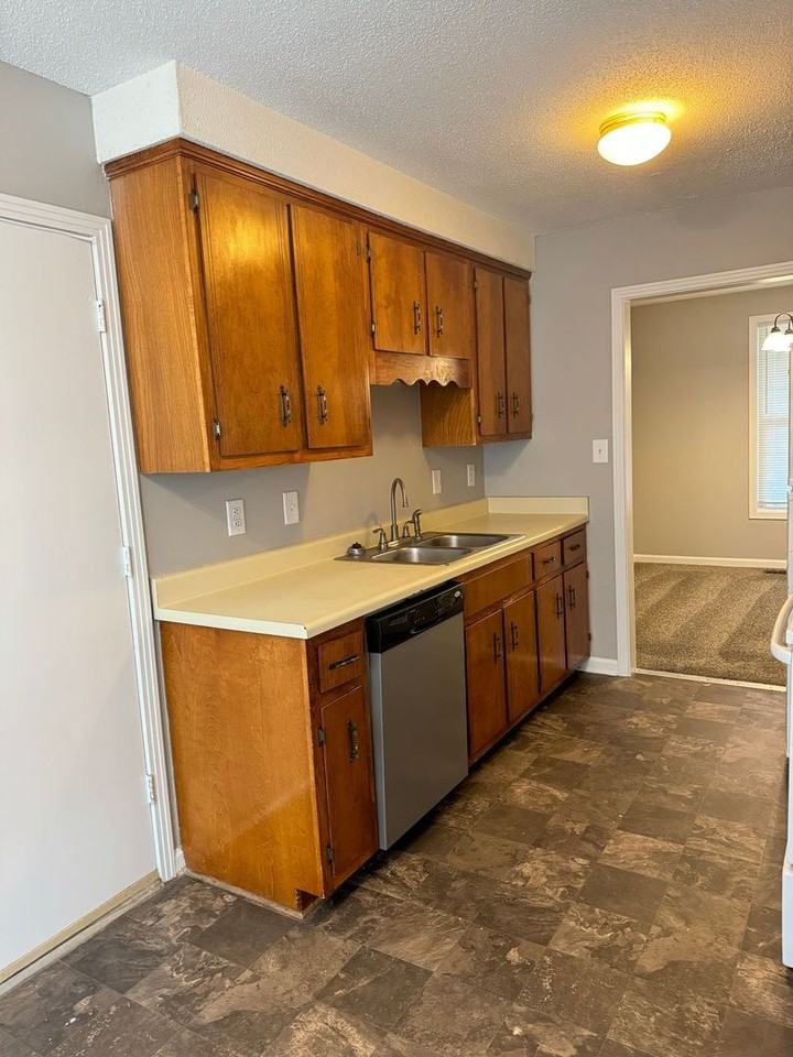 104 Cornelia Ct - Photo 5 of 23