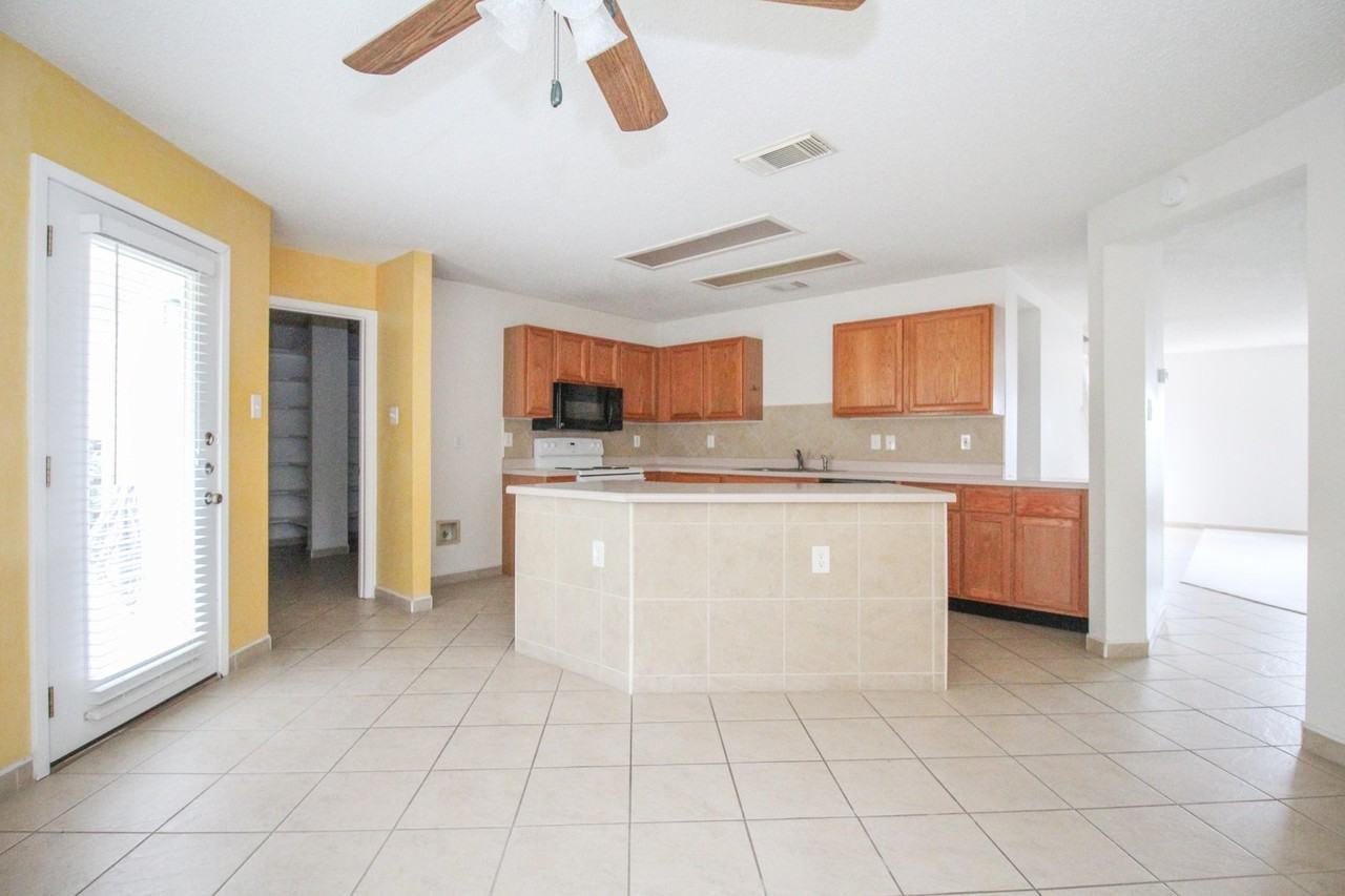 11053 Kimes Park Dr - Photo 2 of 15