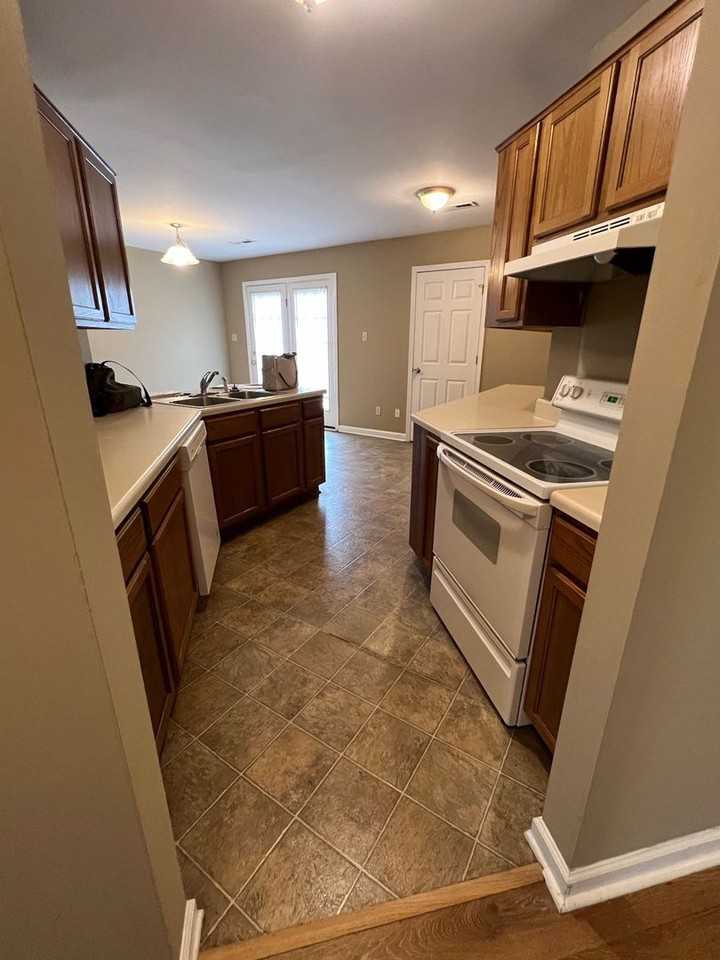 144 Connecticut Ave - Photo 3 of 7