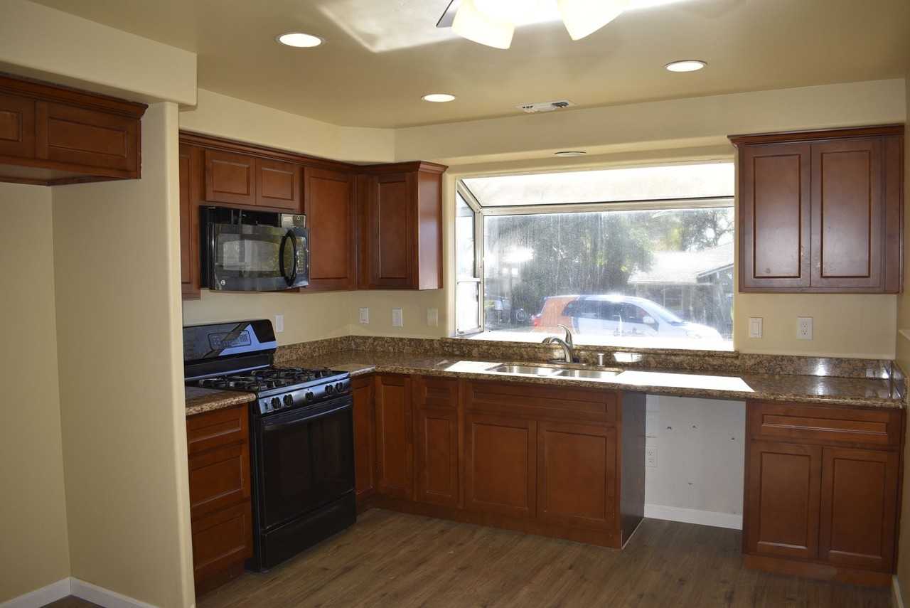 182 Hillcrest Dr - Photo 2 of 5