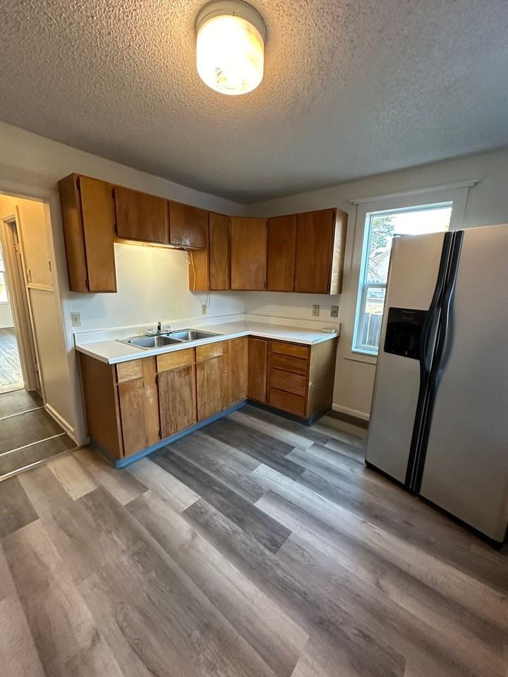 305 S 32nd St - Photo 2 of 12