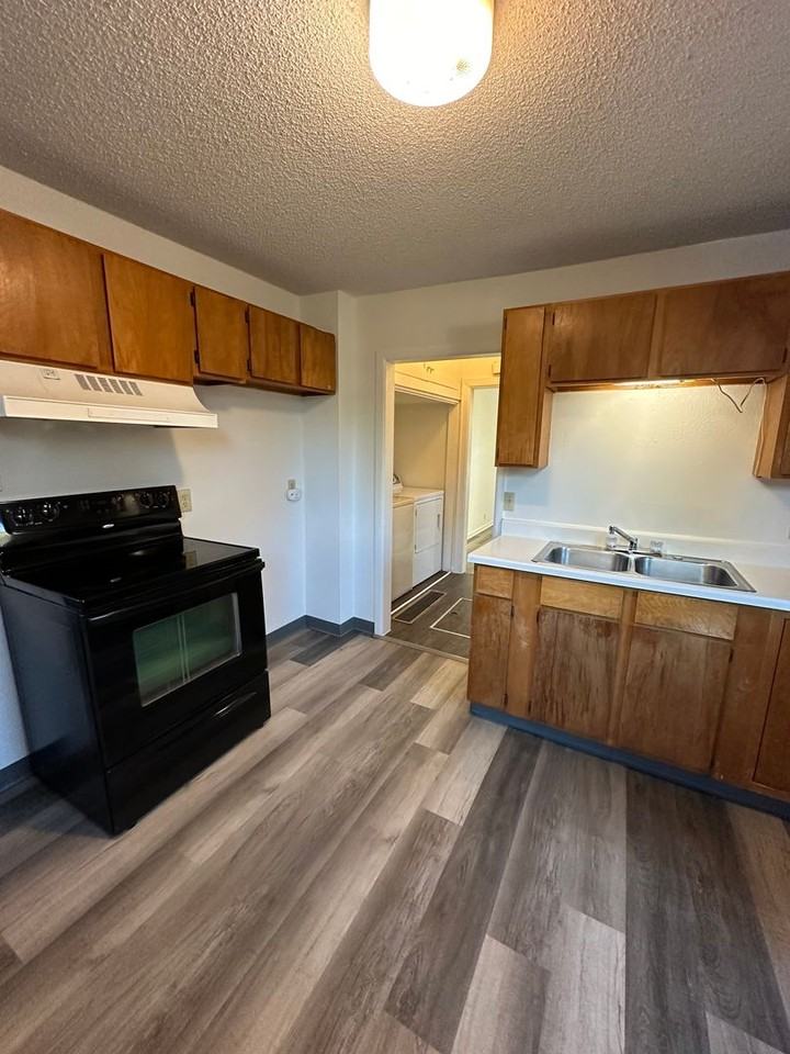 305 S 32nd St - Photo 3 of 12