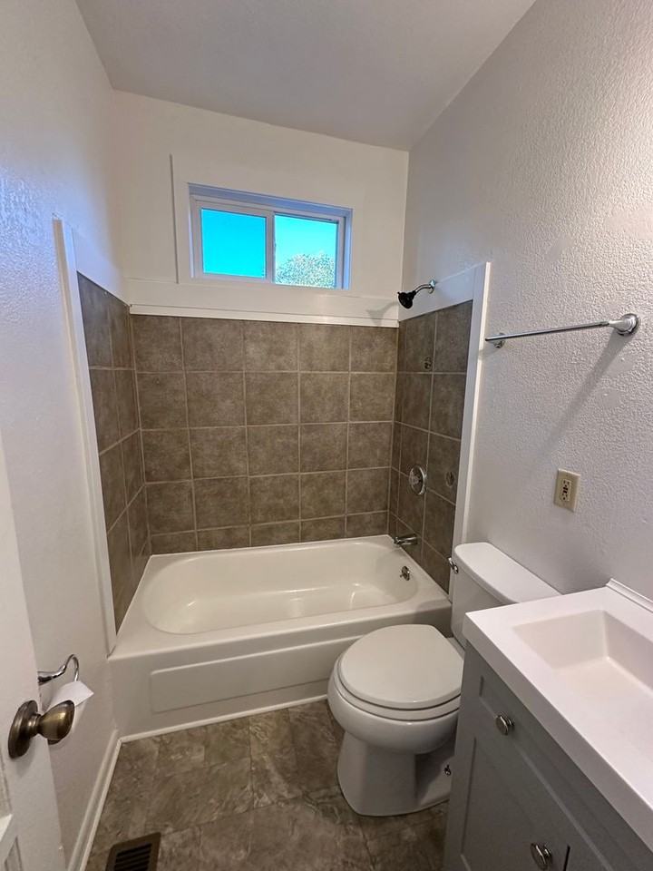 305 S 32nd St - Photo 5 of 12