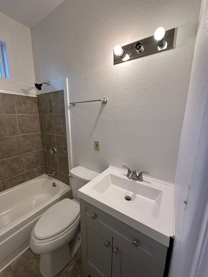 305 S 32nd St - Photo 6 of 12