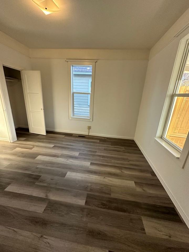 305 S 32nd St - Photo 7 of 12