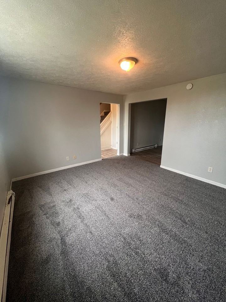 1005 W Kilgore Ave - Photo 3 of 12