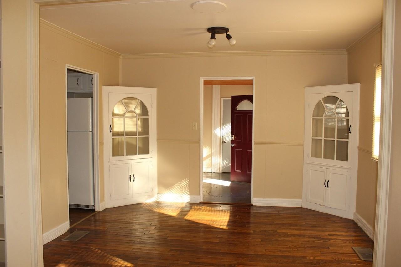 2100 W Parkway Dr - Photo 4 of 19