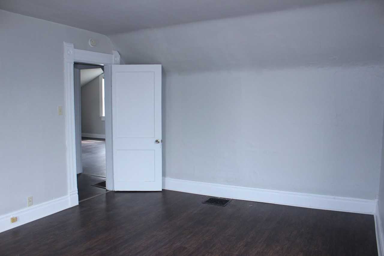 1507 1/2 W Jackson St - Photo 3 of 15