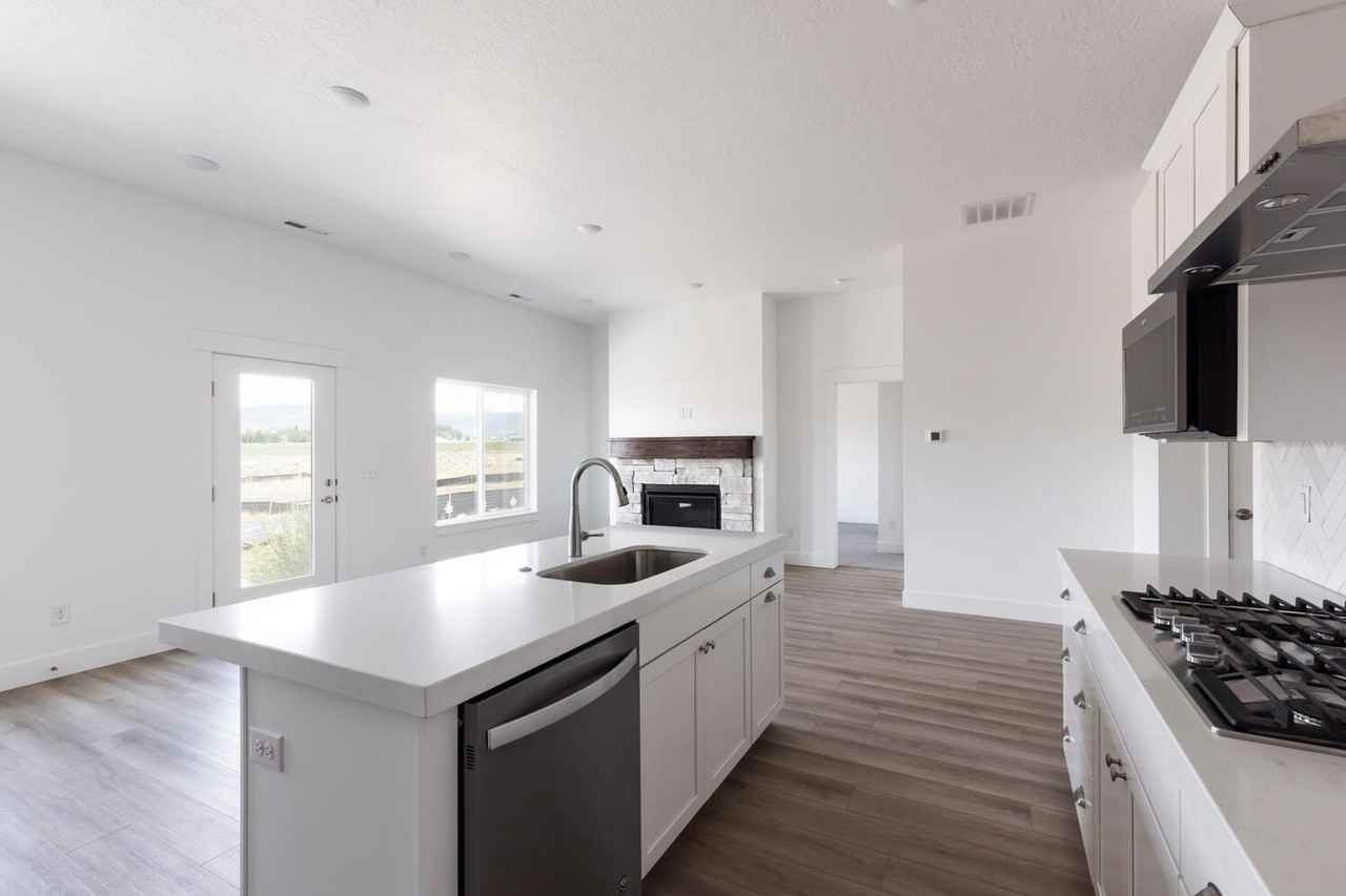 1093 E Becca Rd - Photo 4 of 17