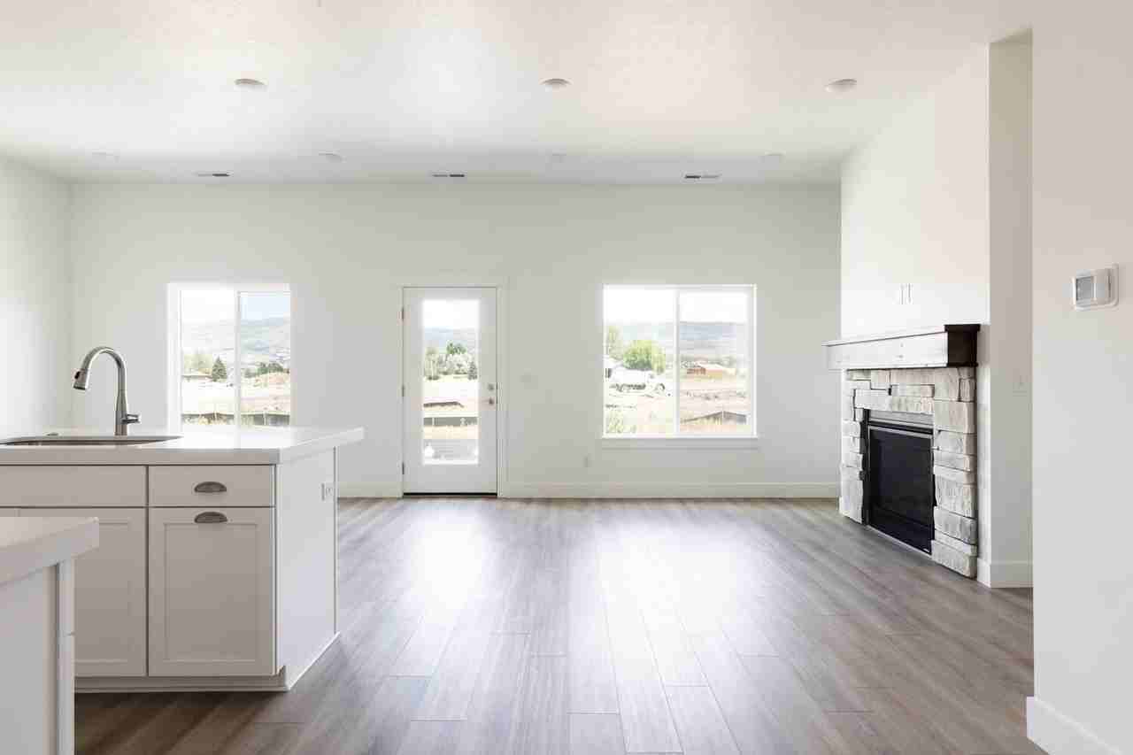 1093 E Becca Rd - Photo 6 of 17