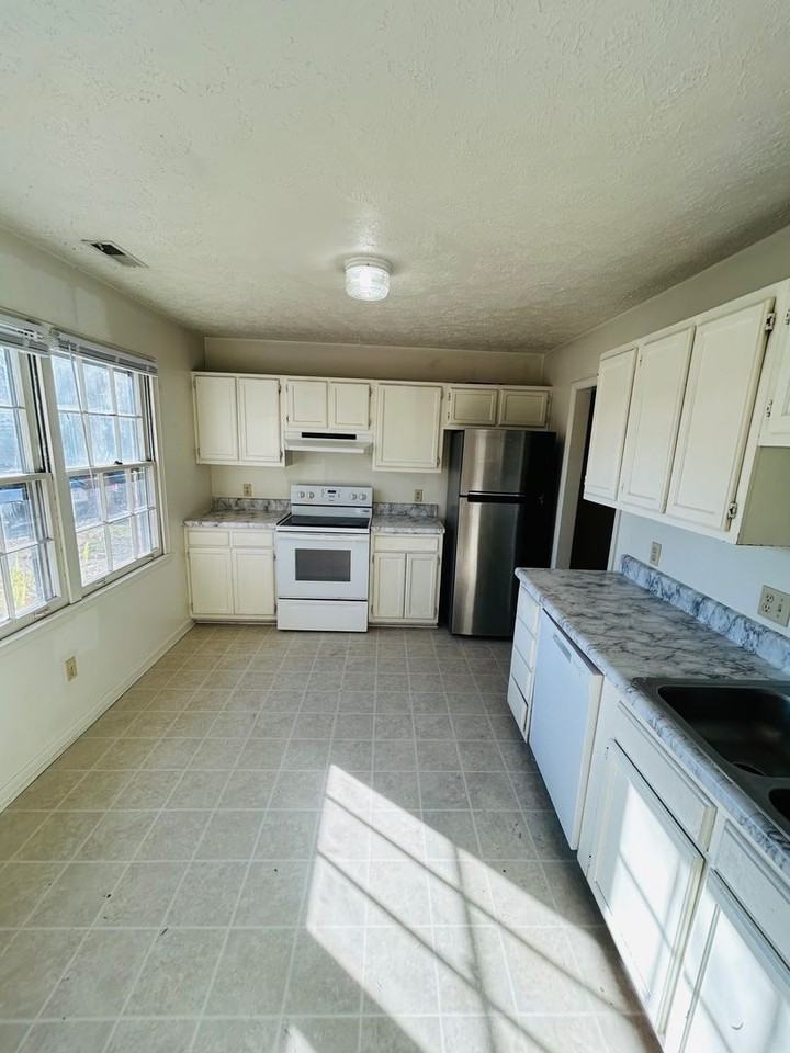 308 Broce Dr - Photo 2 of 10